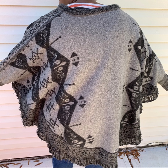 Gray Poncho sweater - Picture 4 of 6